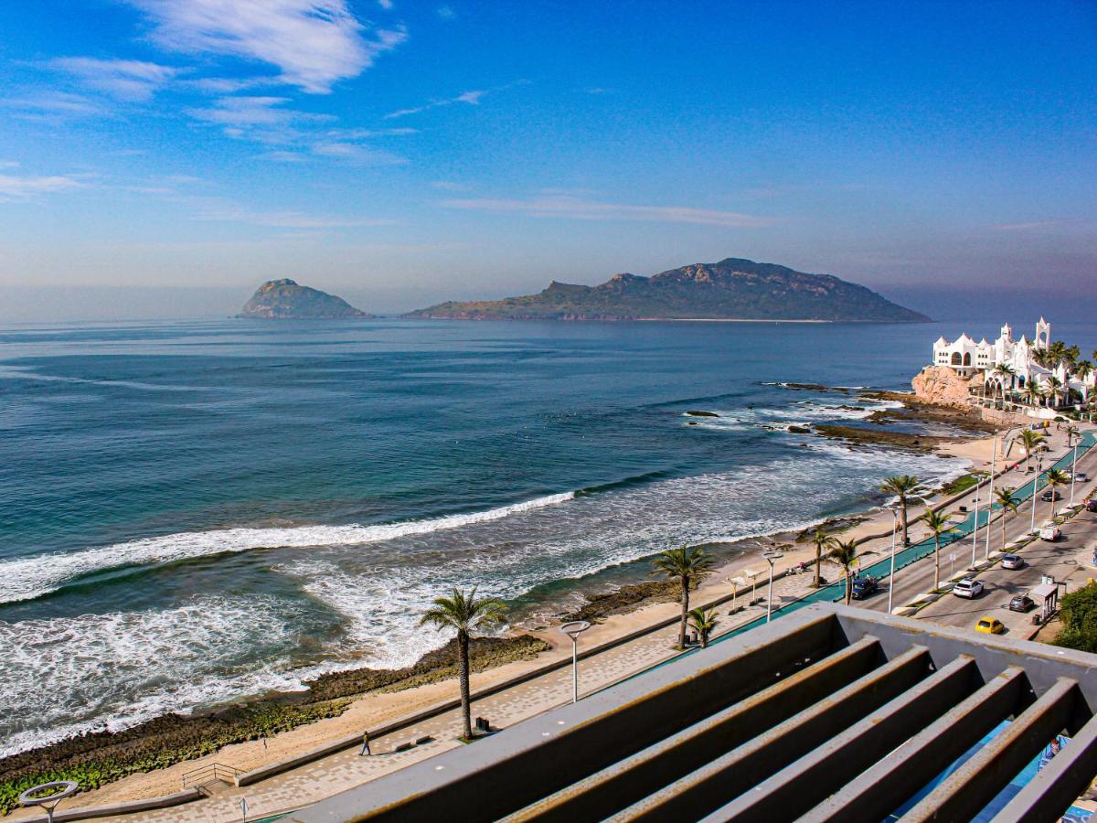 Varali Grand Hotel Mazatlán Exteriér fotografie View of the bay of Acapulco