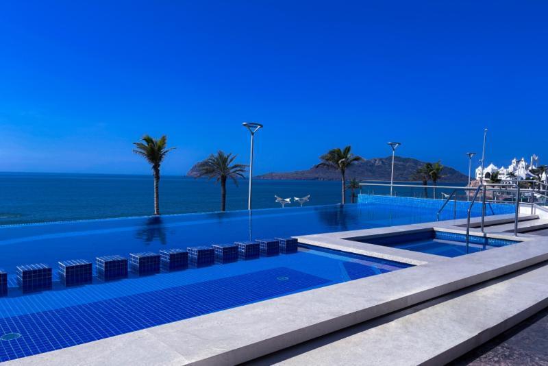 Varali Grand Hotel Mazatlán Exteriér fotografie Infinity pool in Benalmadena, Spain