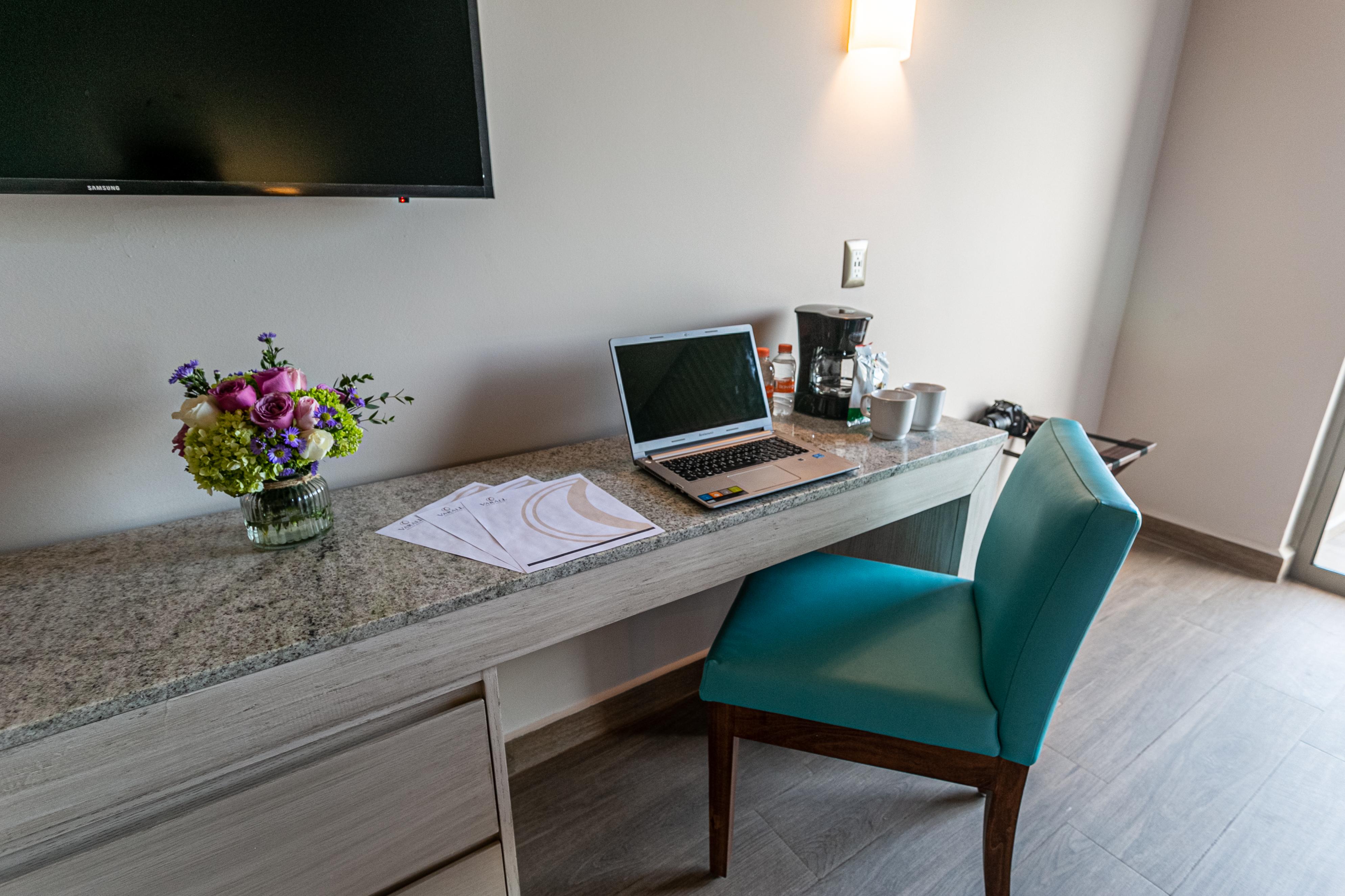 Varali Grand Hotel Mazatlán Exteriér fotografie A work desk in a hotel room